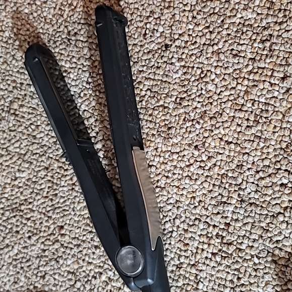 Gently loved Revlon hair dryer and Conair Platinum Flat Iron / Straightener Deal - Picture 10 of 13